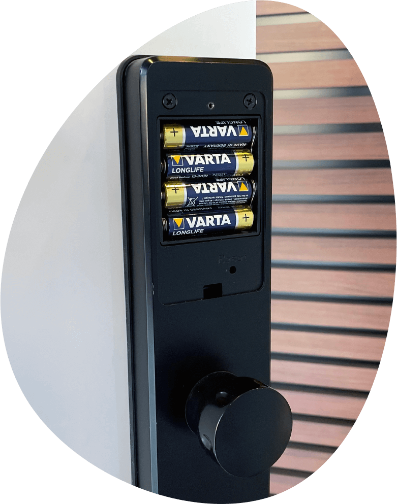 The smart lock's battery compartment with four Varta batteries