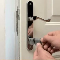 Installing a lock cylinder in a wooden door