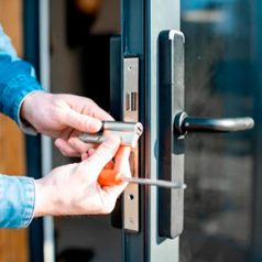Installing a lock cylinder in a glass door