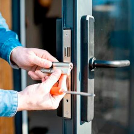 Installing a glass door lock cylinder