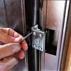 Adjusting door hinges