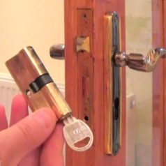 Replacing the lock cylinder of a wooden door