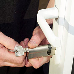 Opening the aluminum door cylinder