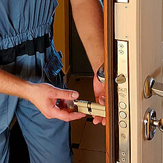 Opening the lock cylinder of a steel door
